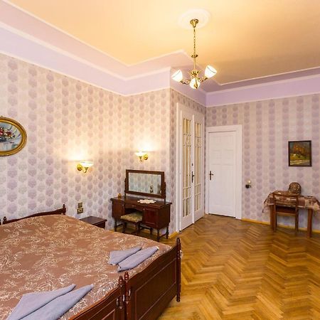 Mover Retro Apartment Lviv Bagian luar foto